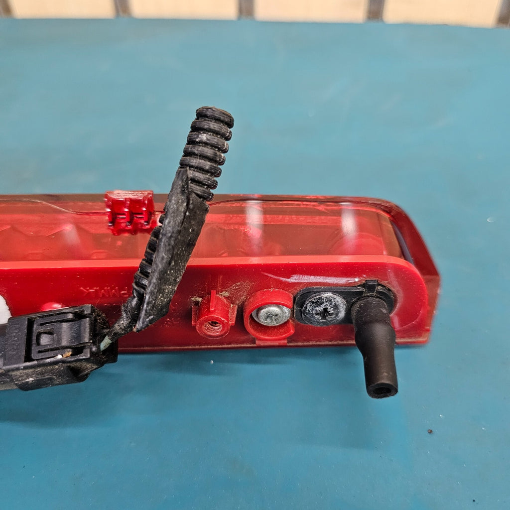 🔥08-10 VUE 10-13 CAPTIVA CENTER THIRD HIGH MOUNT BRAKE TAIL LIGHT LAMP ASSEMBLY