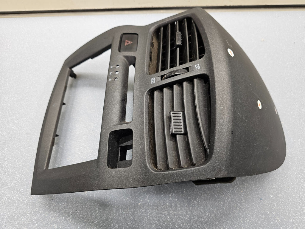 🔥01-06 HYUNDAI SANTA FE CENTER DASH AM FM RADIO STEREO TRIM PANEL BEZEL GRAY