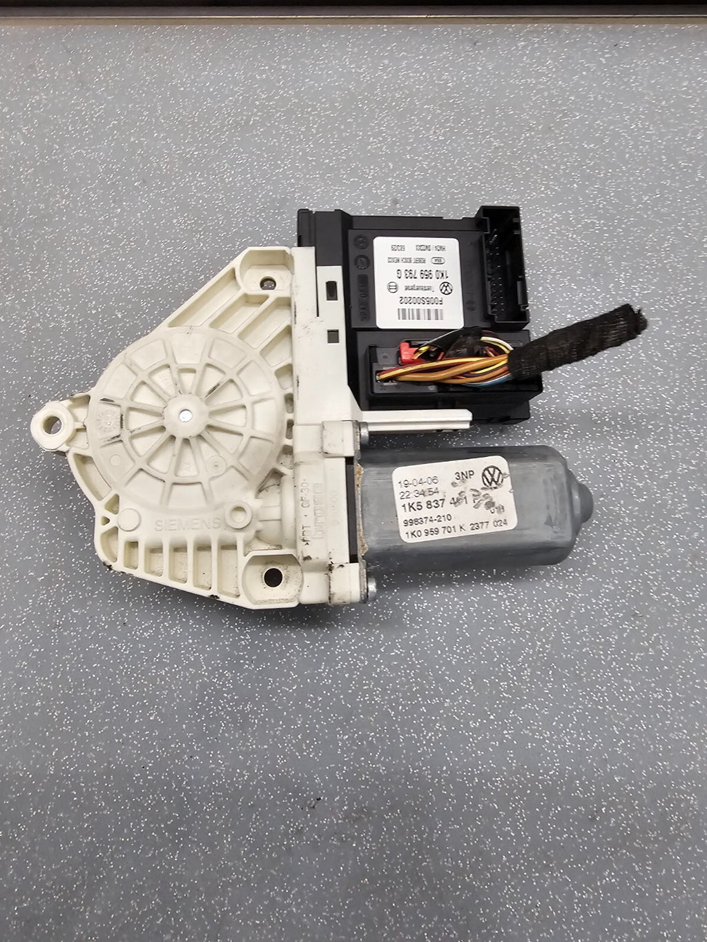 05-06 VW Jetta Front Left Driver Door Power Window Regulator Motor Assembly OEM