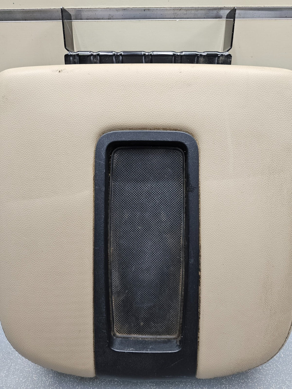 🔥07-14 Silverado Sierra Center Console Armrest Lid Leather Cover Assembly Tan