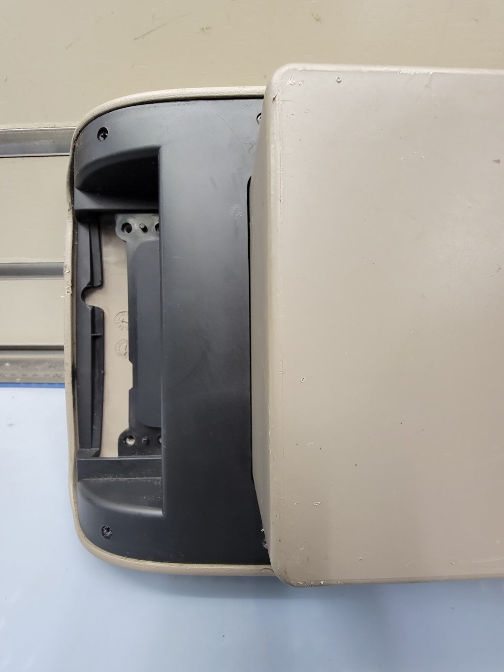 🔥 2004-2010 Toyota Sienna Center Console Lid Armrest Arm Rest Cover Tan