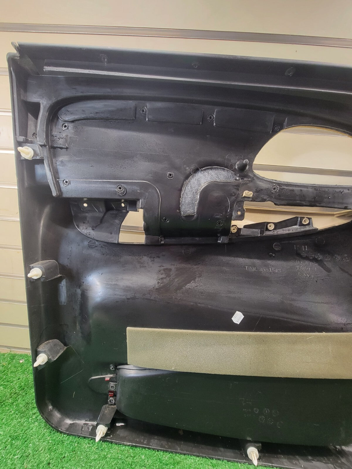 🔥2002-2009 CHEVY TRAILBLAZER Door Panel Front PASSENGER armrest BLACK/TAN D8