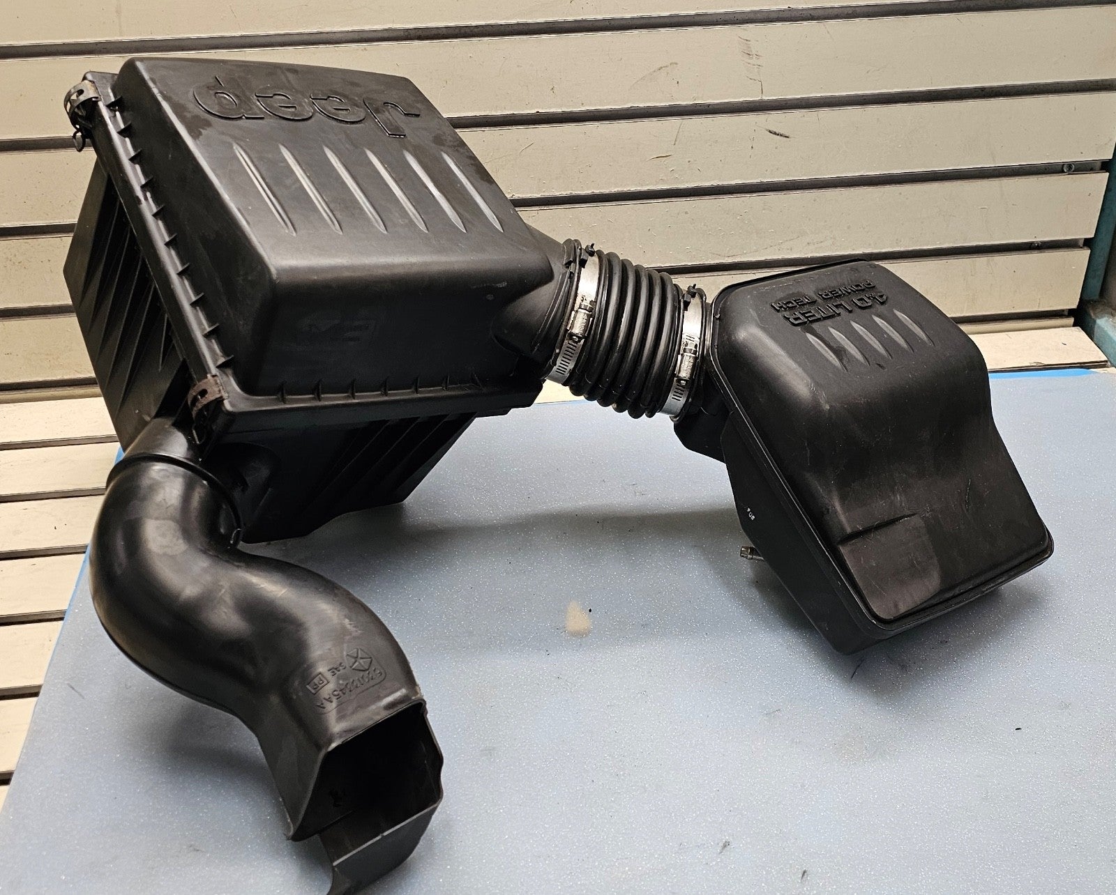 1999-2004 Jeep Grand Cherokee WJ 4.0 Air Cleaner Filter Box Connector Tube Hose