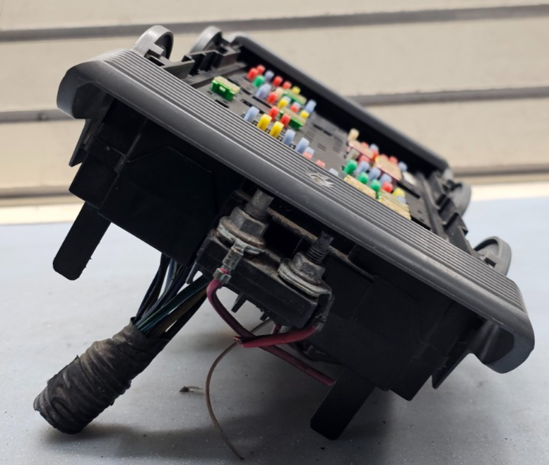 07-09 Suburban Yukon Engine Fuse Box Relay Body Control Module Integrated Power
