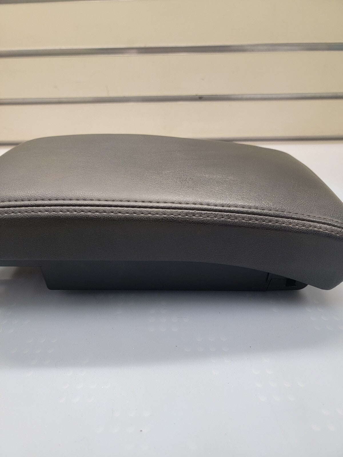 🔥08-12 Chevy Malibu FRONT CONSOLE LID ARMREST ASSEMBLY SLIDING STORAGE BLACK