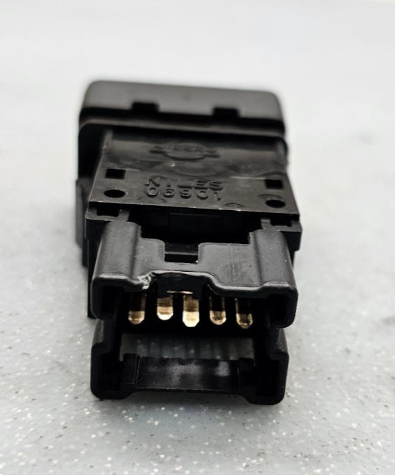 04-15 Armada Titan Hazard Emergency Warning Light Button Control Switch Assembly
