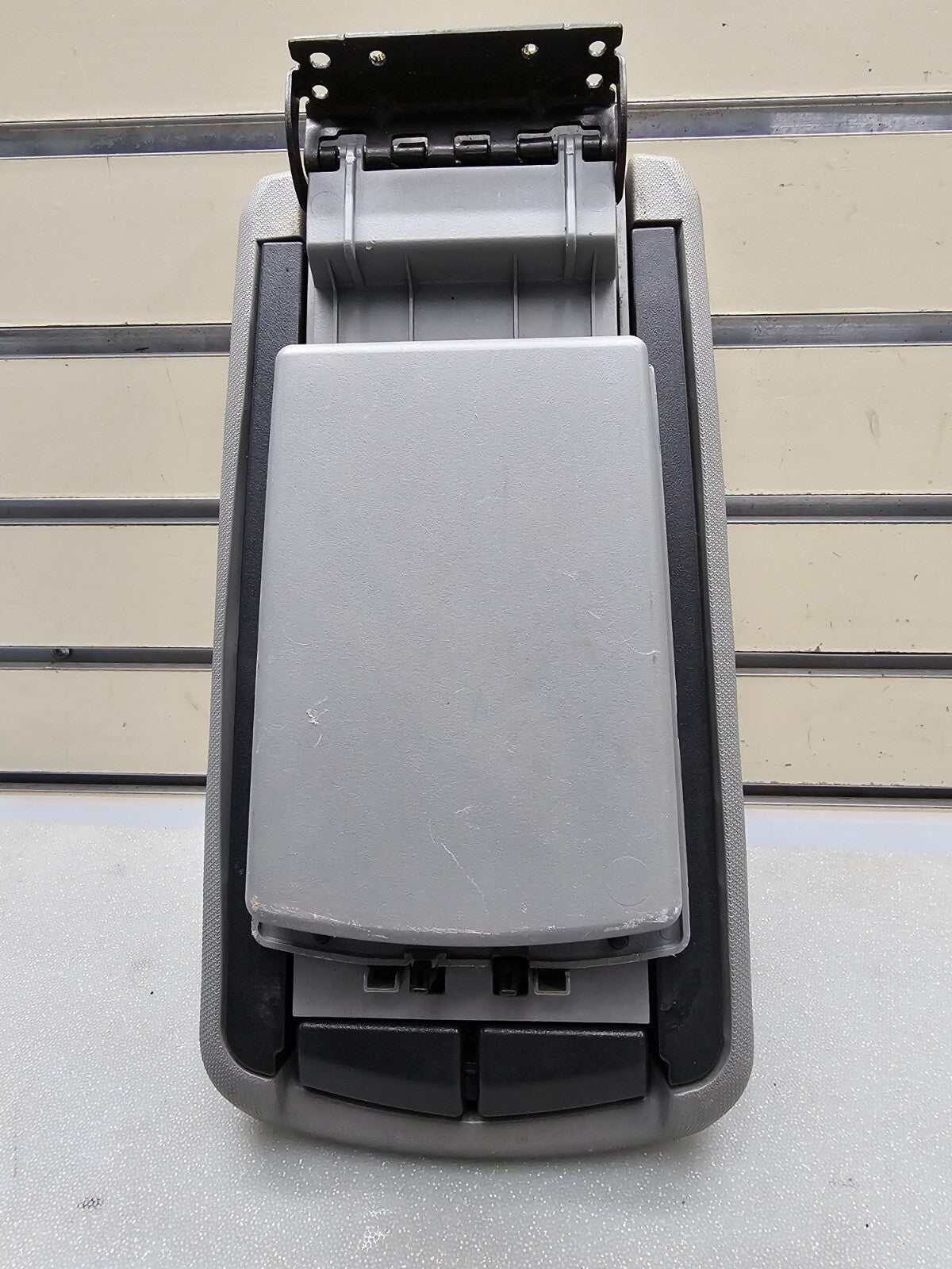 07-10 Chrysler Sebring Center Console Lid Armrest Storage Assembly Top Gray OEM