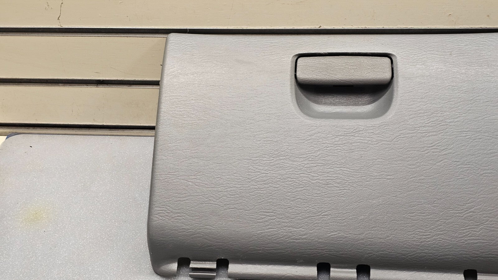 🔥01-07 CARAVAN TOWN COUNTRY VOYAGER DASH GLOVE BOX COMPARTMENT ASSEMBLY GRAY