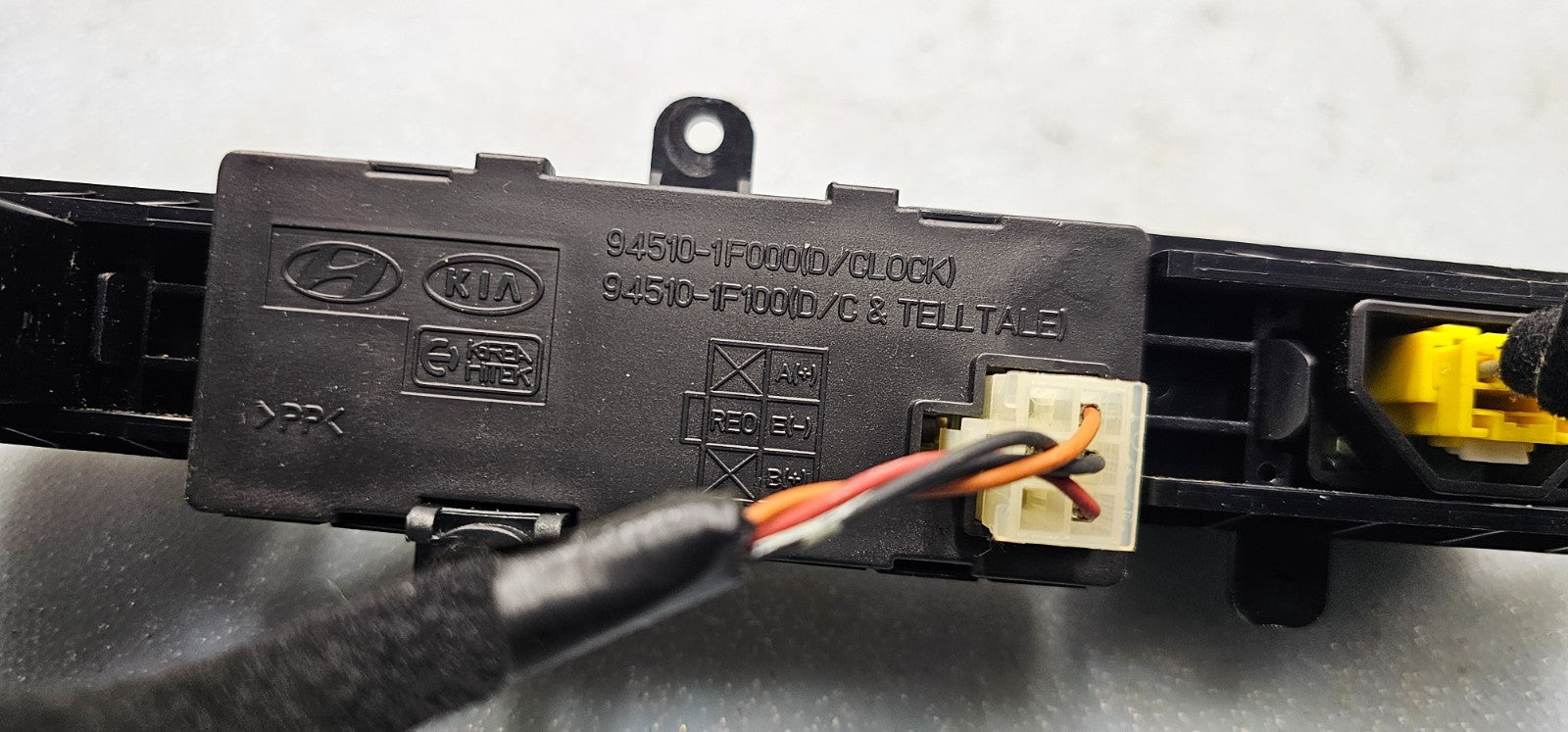 🔥05-09  Kia Sportage Dash Digital Clock HAZARD SWITCH BUTTON Unit