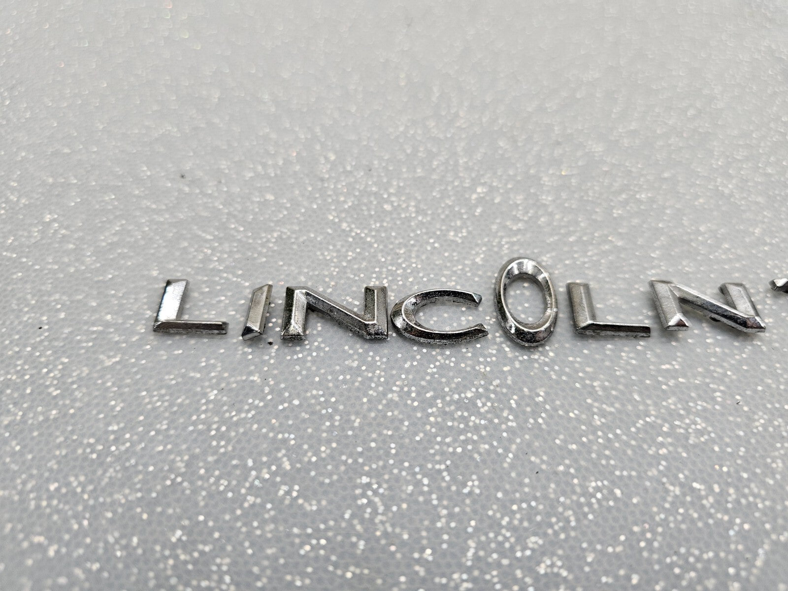 🔥03-11 LINCOLN TOWN CAR GATE LID EMBLEM BADGE SYMBOL LETTERS NAME PLATE SCRIPT