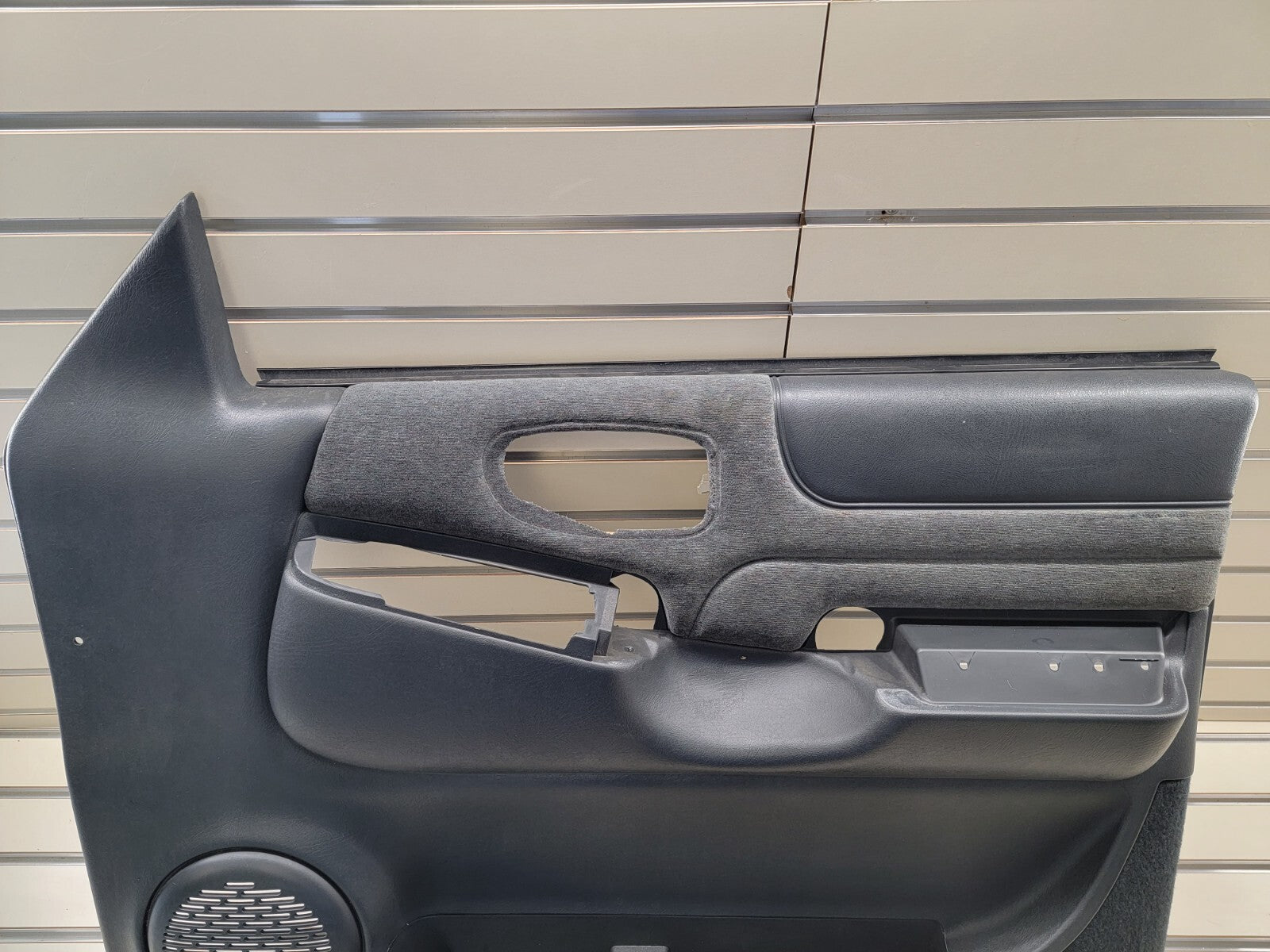 98-04 Chevy Blazer Jimmy S-10 GMC Sonoma Front Door Panel Auto right side BLACK