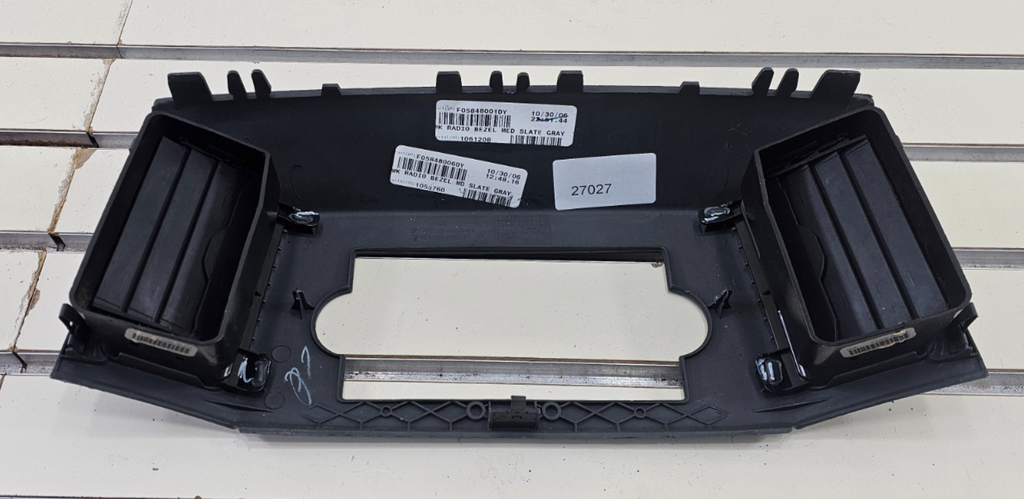 🔥2005-2007 Jeep Grand Cherokee RADIO TRIM BEZEL W VENTS Dark Gray B30