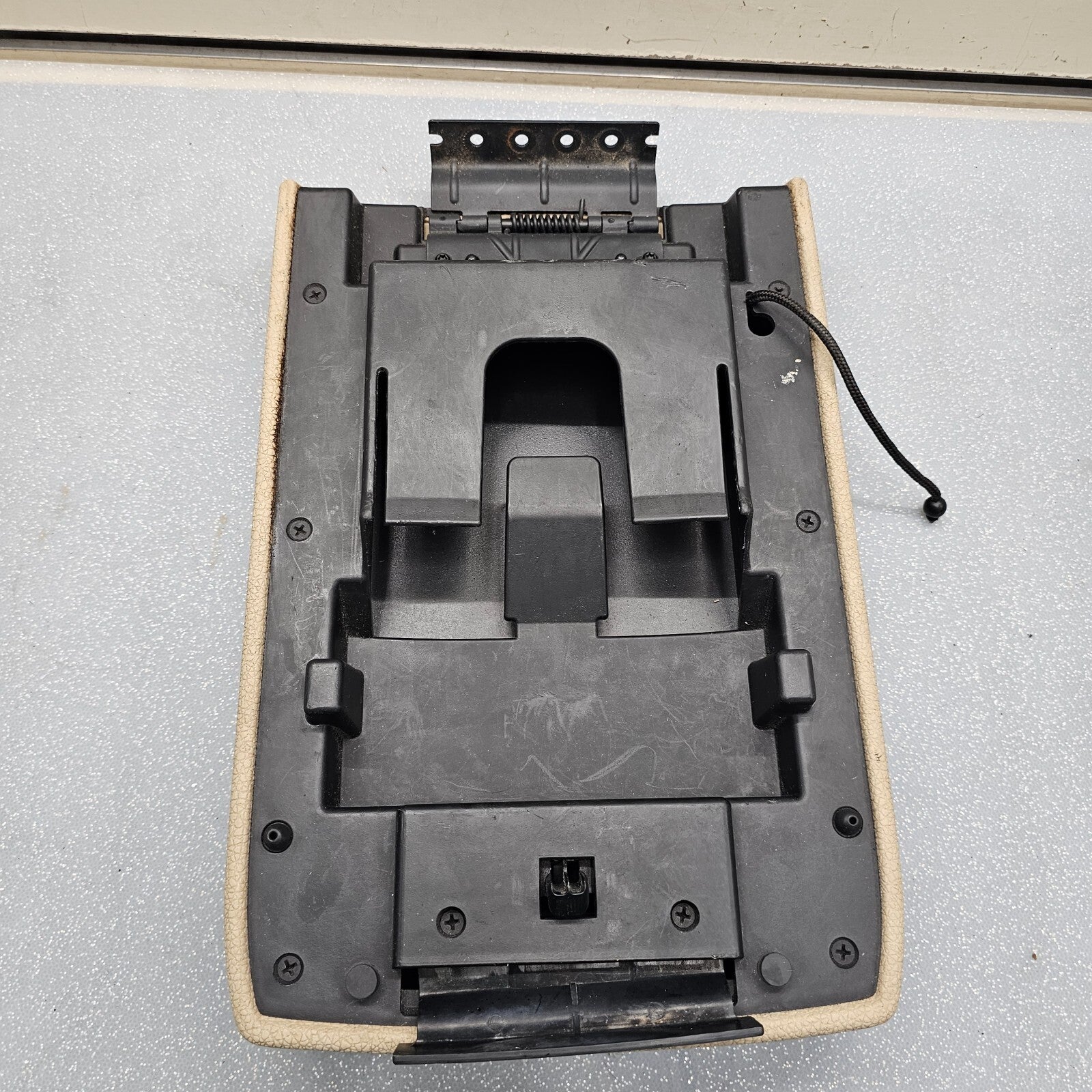 🔥06-09 EXPLORER MOUNTINEER CENTER CONSOLE ARM RESTER LID TOP PAD ASSEMBLY TAN