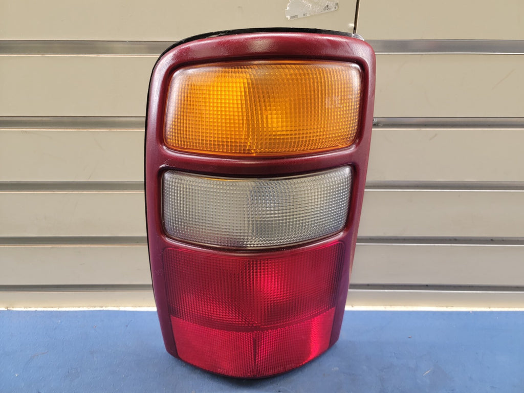 🔥2000 -2003 Chevrolet Tahoe Driver Left Side Tail Light