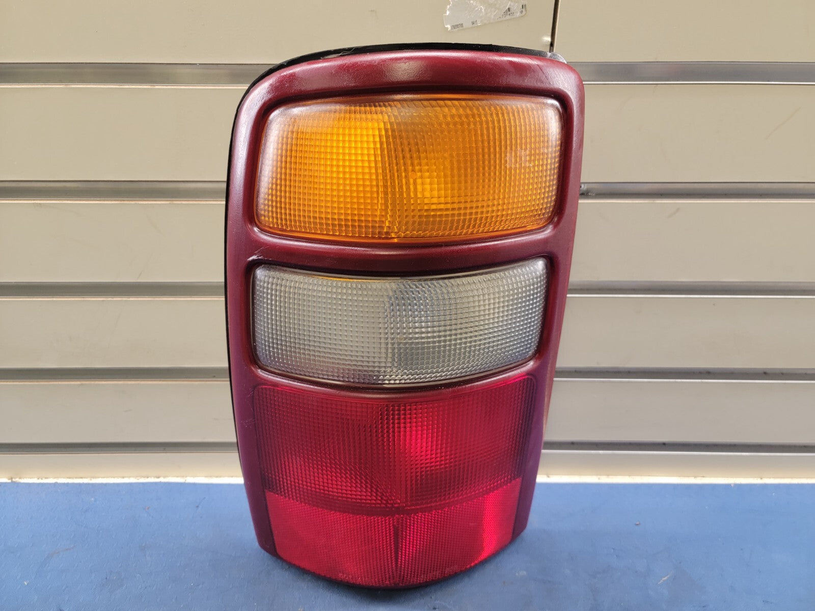 🔥2000 -2003 Chevrolet Tahoe Driver Left Side Tail Light
