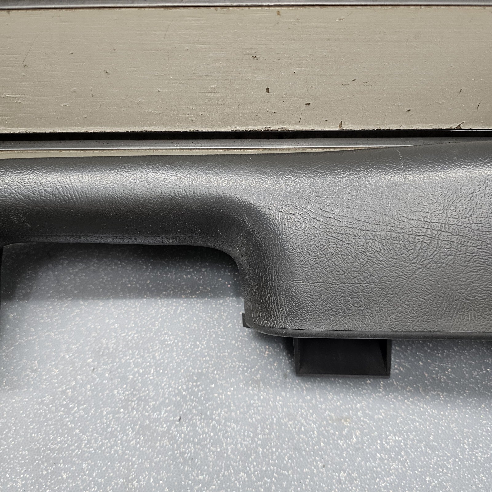99-06 Chevy GMC Silverado TAHOE Door Panel ARMREST Front LEFT Handle DK GREY H3 