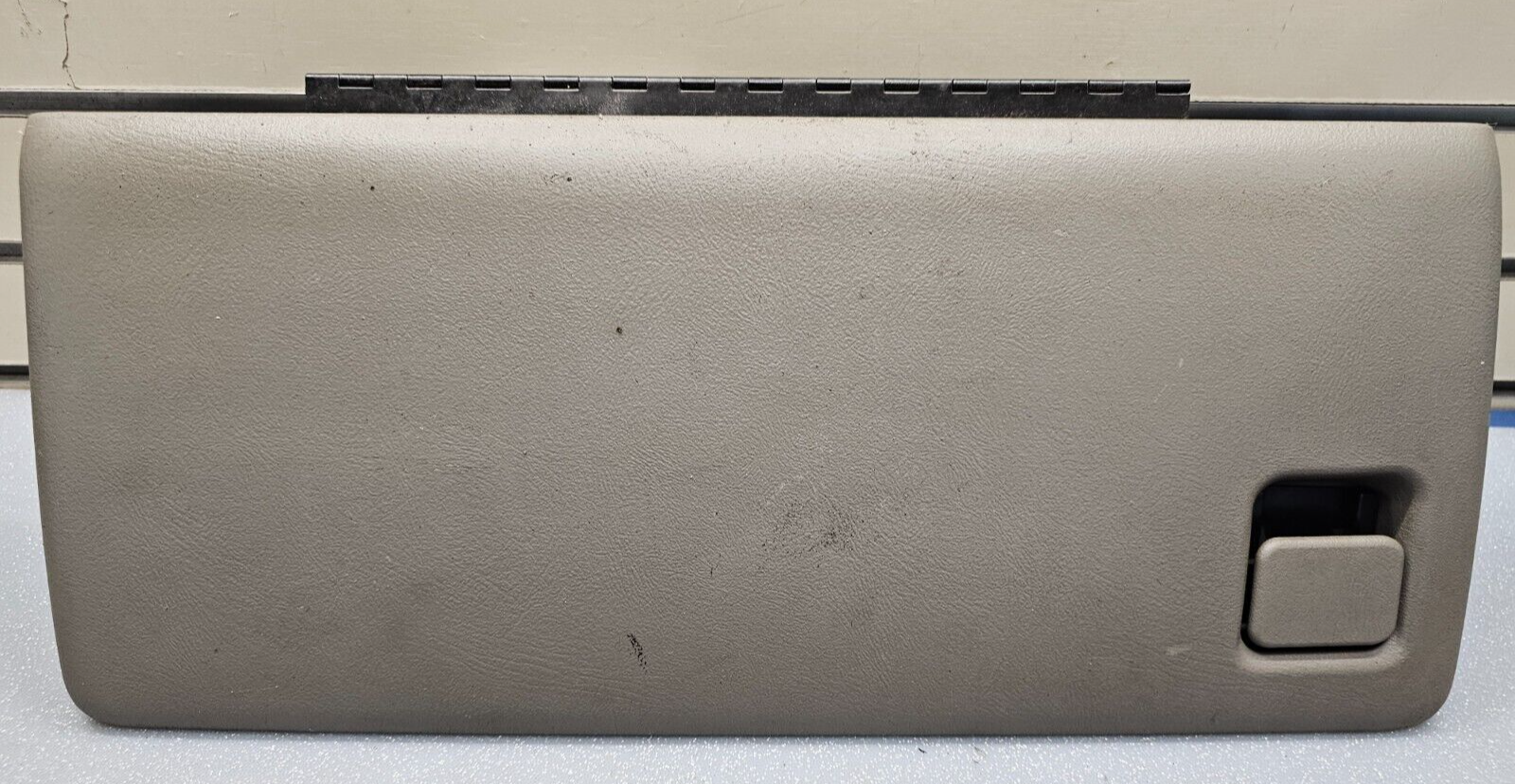 99-06 SILVERADO SIERRA Dash GLOVE BOX Storage Compartment Door Assembly Tan G3