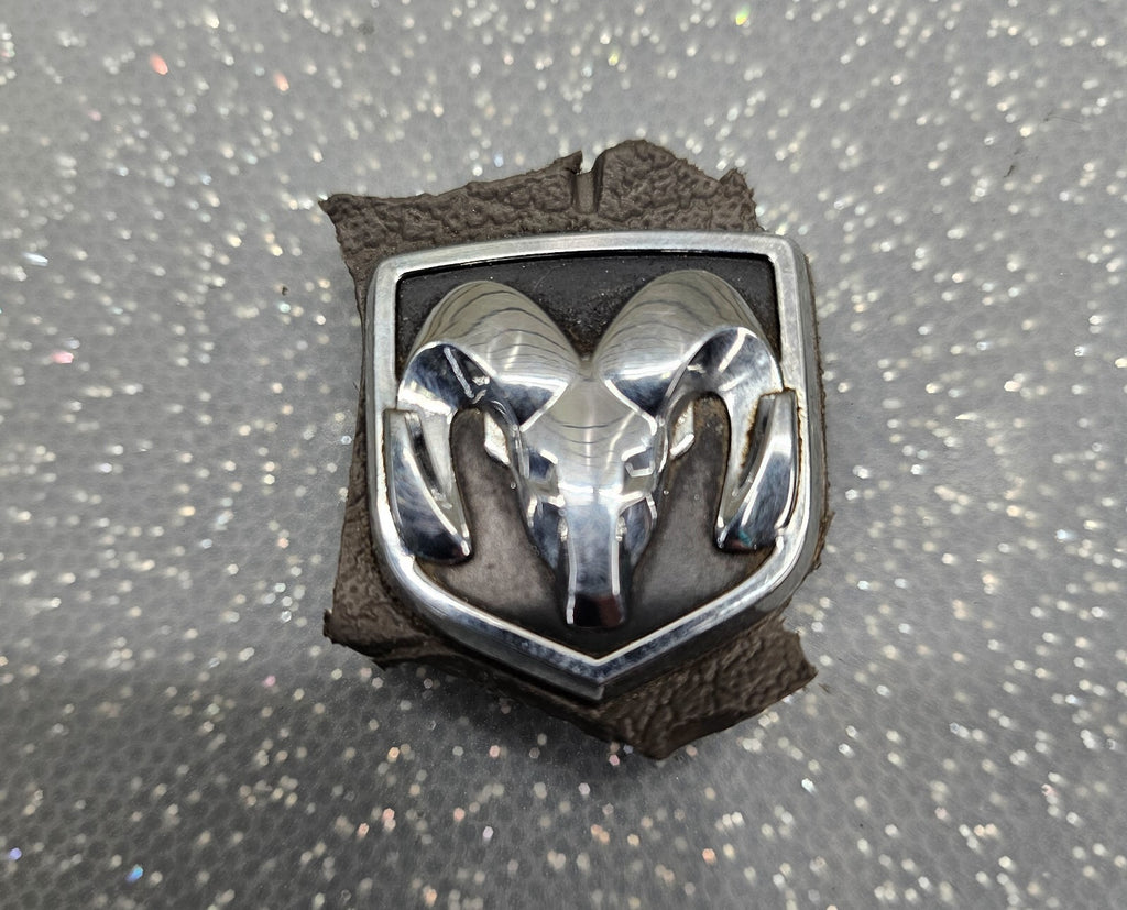 06-10 DODGE RAM CHARGER NITRO DURANGO GRAND CARAVAN STEERING WHEEL EMBLEM SYMBOL