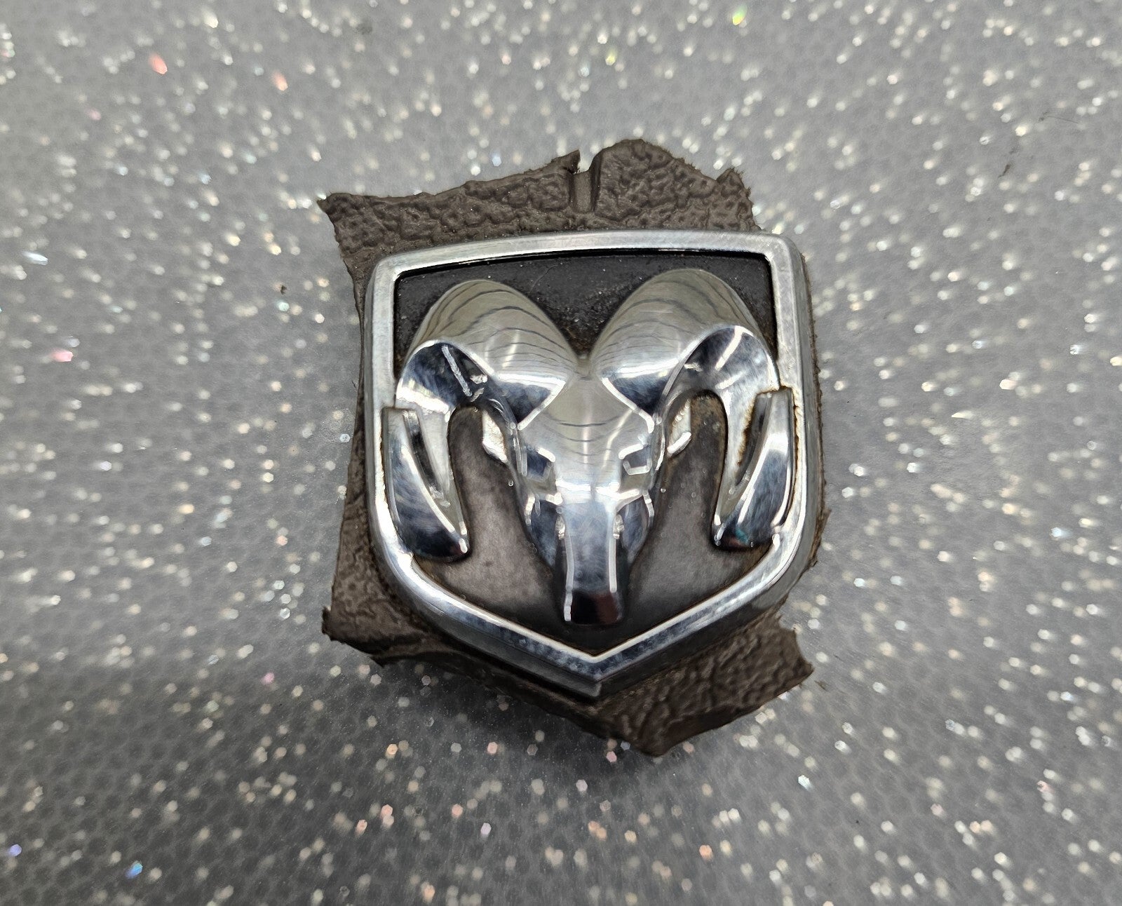 06-10 DODGE RAM CHARGER NITRO DURANGO GRAND CARAVAN STEERING WHEEL EMBLEM SYMBOL