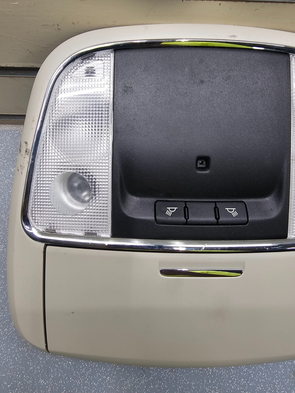 14-20 DODGE DURANGO CENTER OVERHEAD CONSOLE ROOF DOME LIGHT STORAGE LT TAN/BLACK