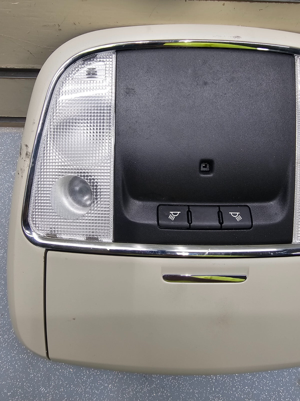 14-20 DODGE DURANGO CENTER OVERHEAD CONSOLE ROOF DOME LIGHT STORAGE LT TAN/BLACK