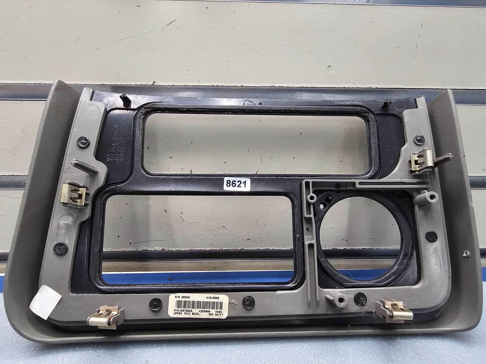 02-06 Cadillac Escalade Radio Dash Trim Bezel with Clock 15072628 gray/woodgrain