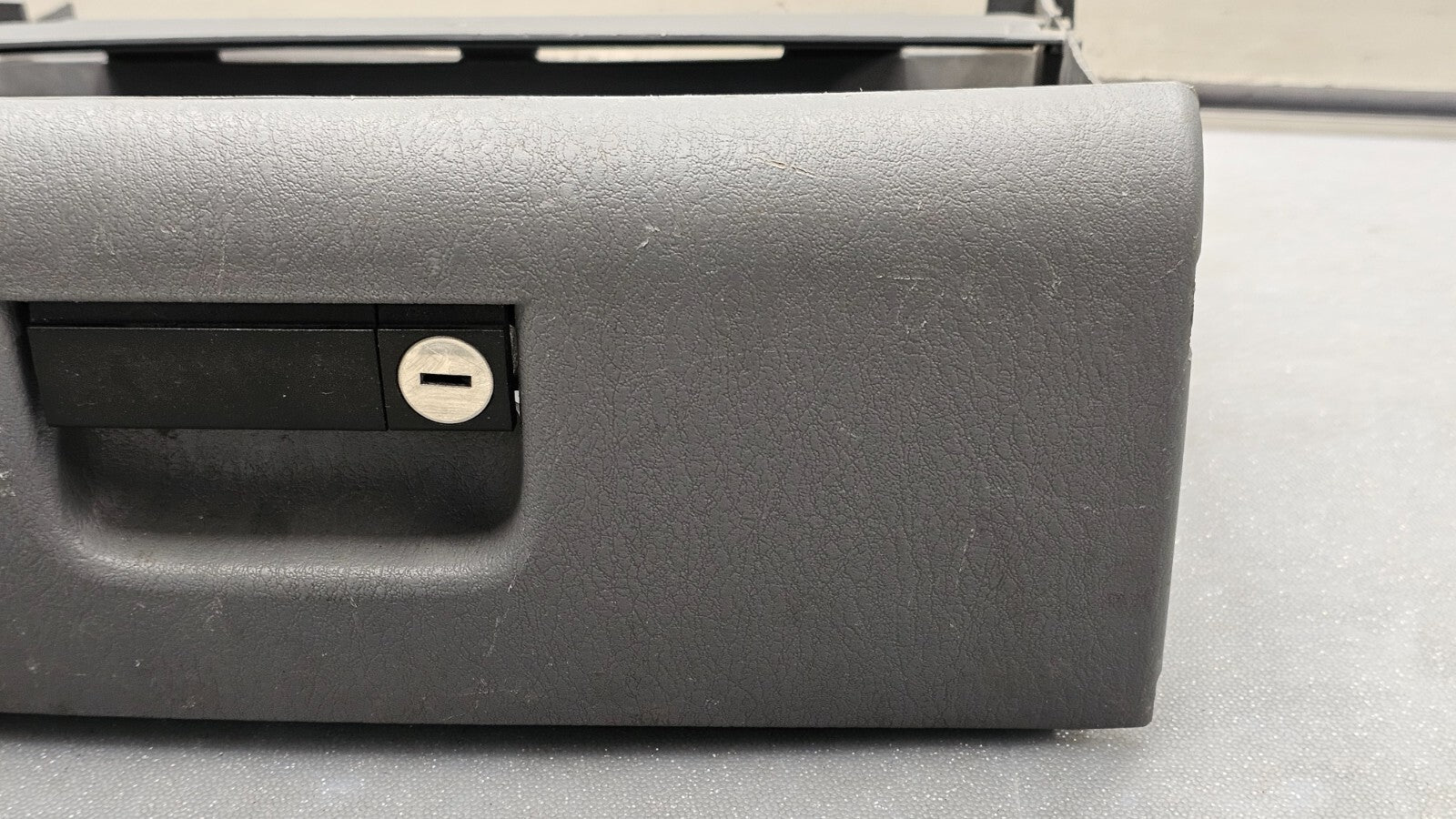 🔥01-07 CARAVAN TOWN COUNTRY DASH GLOVE BOX COMPARTMENT LID COVER ASSEMBLY GRAY