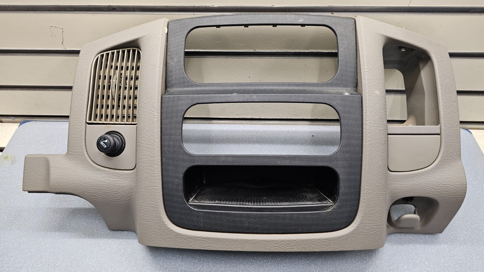 🔥02-05 Dodge RAM Dash RADIO Audio Stereo Bezel Climate Trim Panel Tan/Black B10