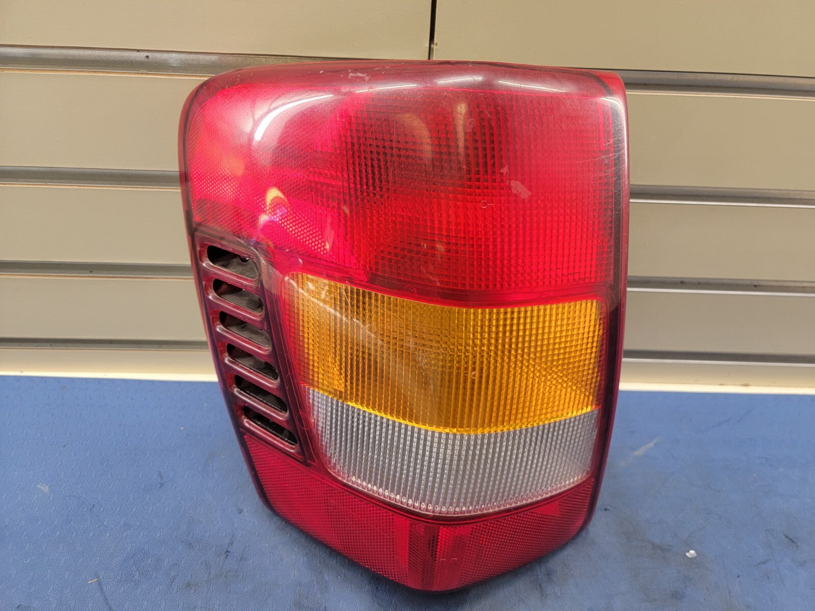 🔥1999-2004 Jeep GRAND Cherokee Rear DRIVER Side Tail Light Light OEM