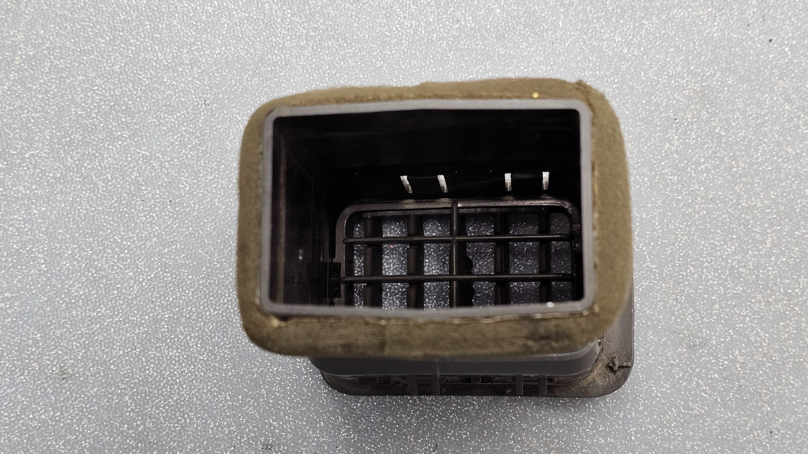 99-06 Silverado Tahoe Center Dash Right Passenger Air Vent Heater Panel Graphite