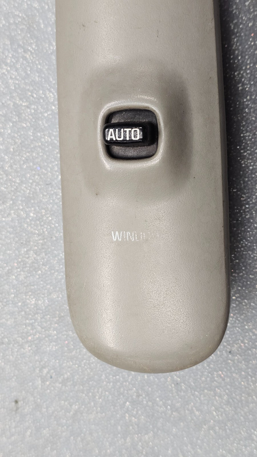 00-05 Buick Lesabre Front Right Passenger Power Door Window Switch Assembly Gray