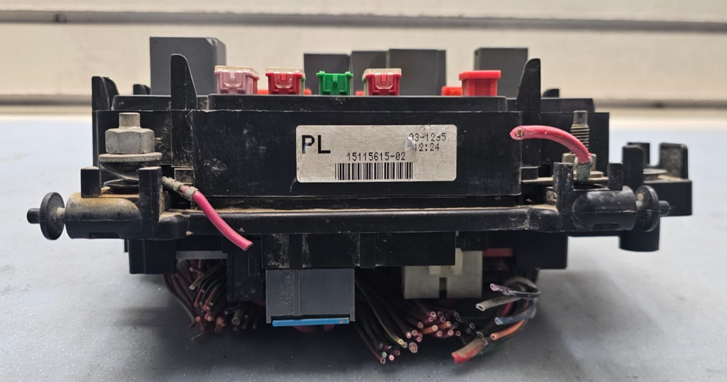 🔥03-05 Silverado Sierra Suburban PICKUP Engine Fuse Engine Wiring Harness Box