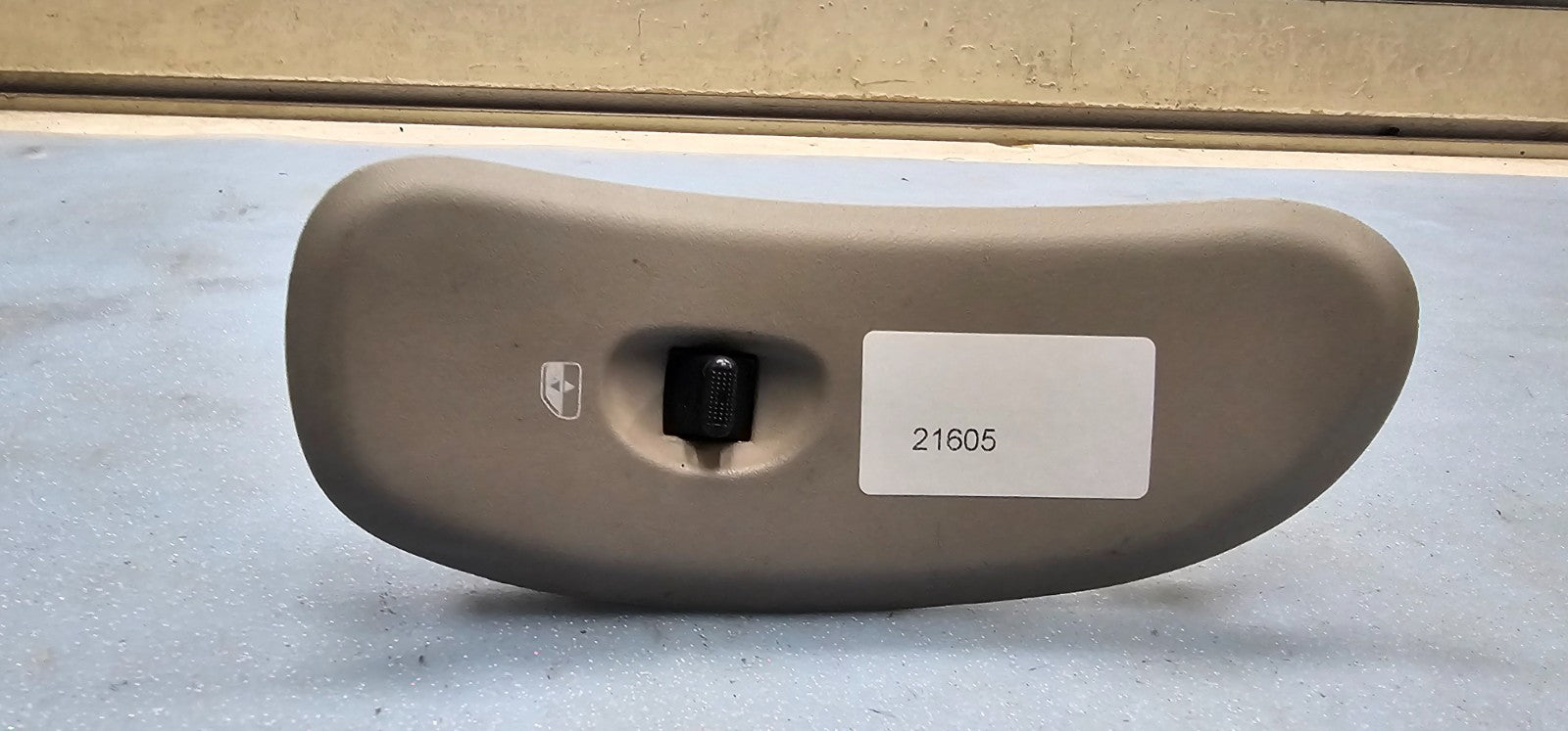 🔥01-07 Caravan Town Country Front Right Passenger Window Door Lock Switch Tan