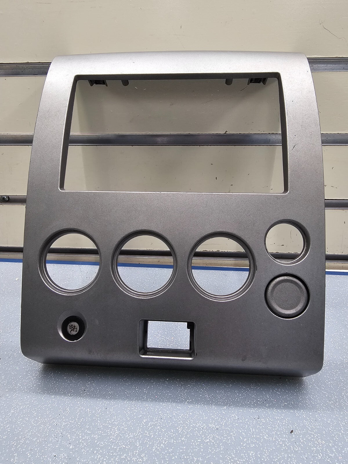 🔥04-07 NISSAN ARMADA STEREO RADIO DASH SURROUND PANEL TRIM BEZEL GREY