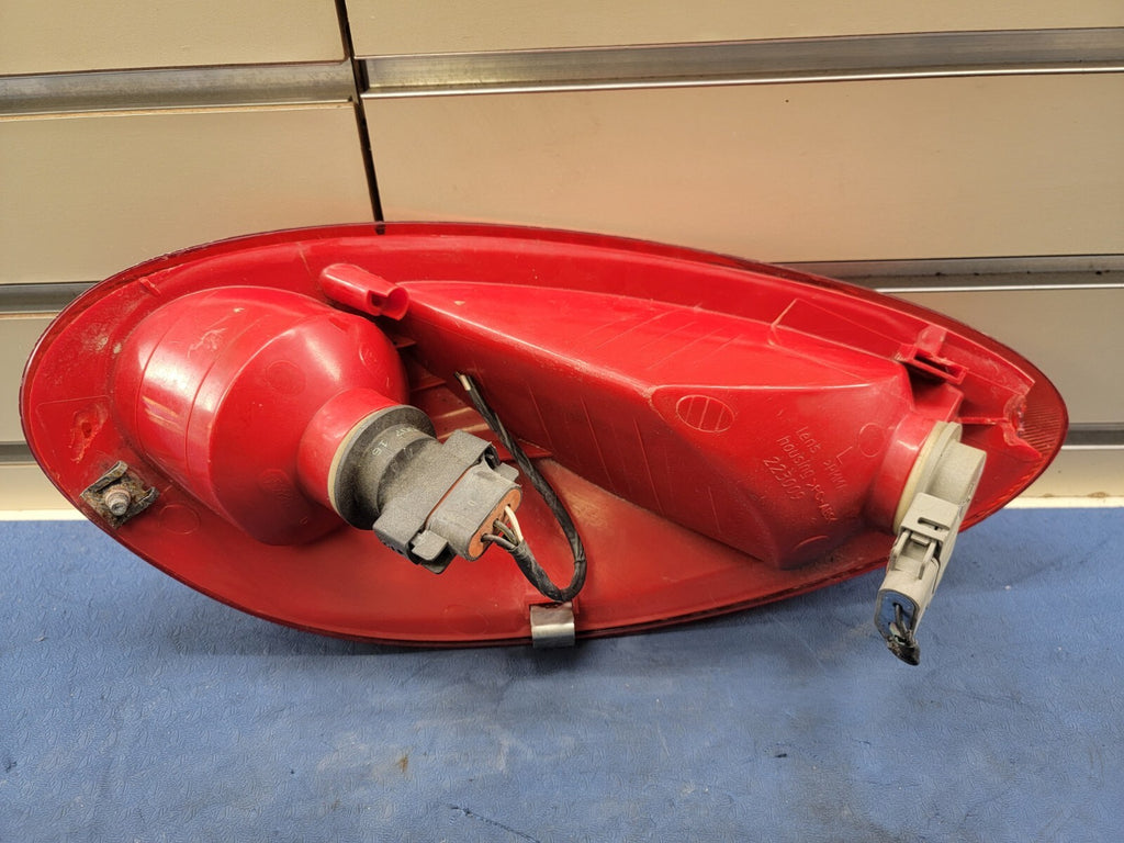 🔥2001-2005 Chrysler PT Cruiser Tail light Left driver side brake light assembly