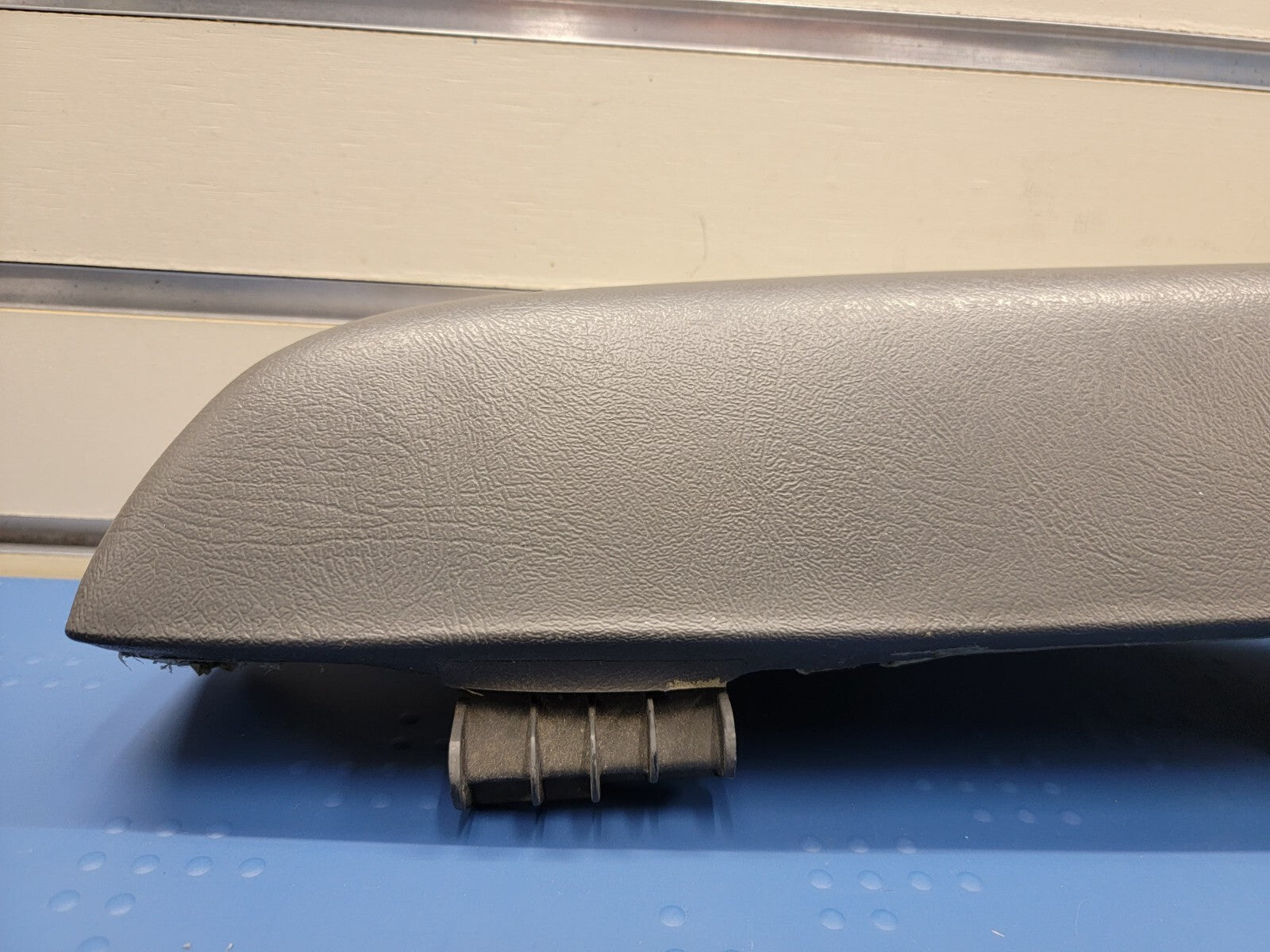 03-06 Silverado SIERRA TAHOE Door Panel ARMREST Front right Handle graphite H2