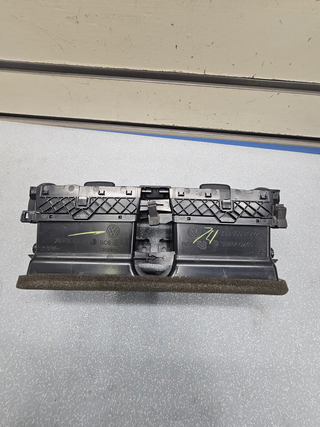 11-14 VOLKSWAGEN VW JETTA CENTER DASH AC HEATER WARMER INTERIOR AIR VENT GRILLE