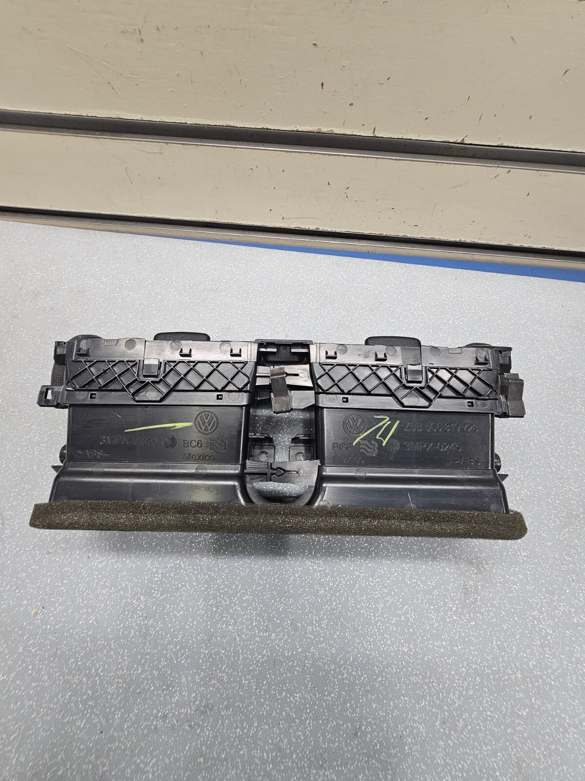 11-14 VOLKSWAGEN VW JETTA CENTER DASH AC HEATER WARMER INTERIOR AIR VENT GRILLE