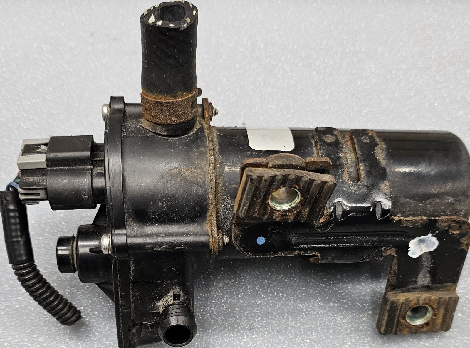 03-06 Silverado Sierra Tahoe Yukon Brake Vacuum Valve Booster Supplemental Pump