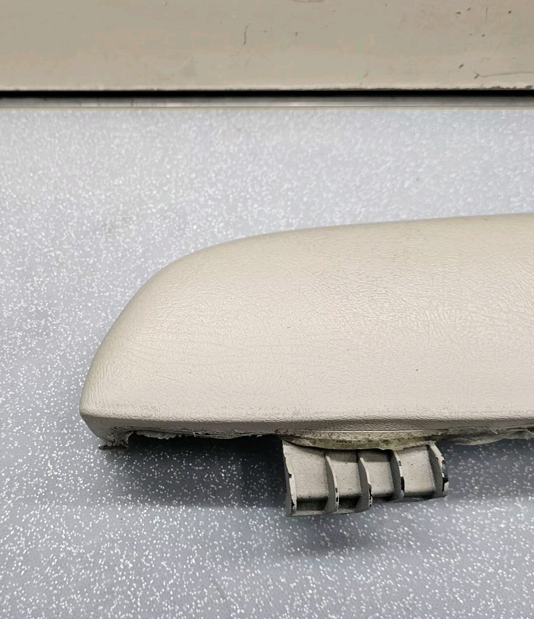 03-06 Chevrolet GMC Silverado Tahoe Front Right Door Armrest Handle Light Tan H2