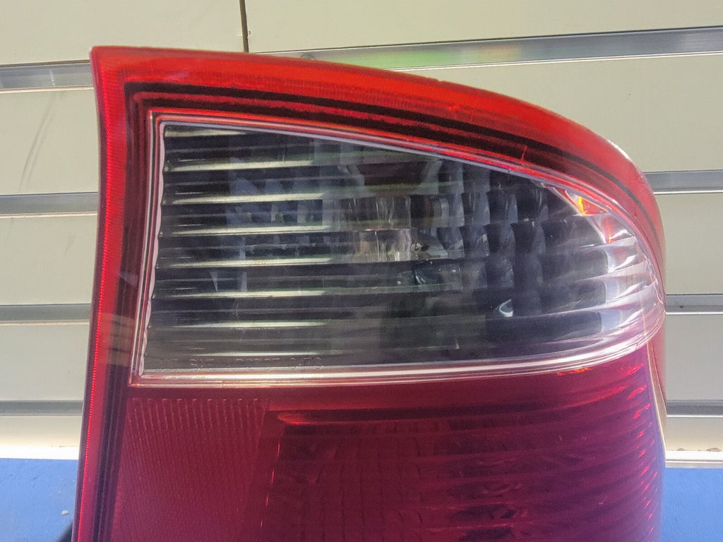 2005-2007 Ford Focus Tail Light Lamp Right Passenger Side Assembly Chrome