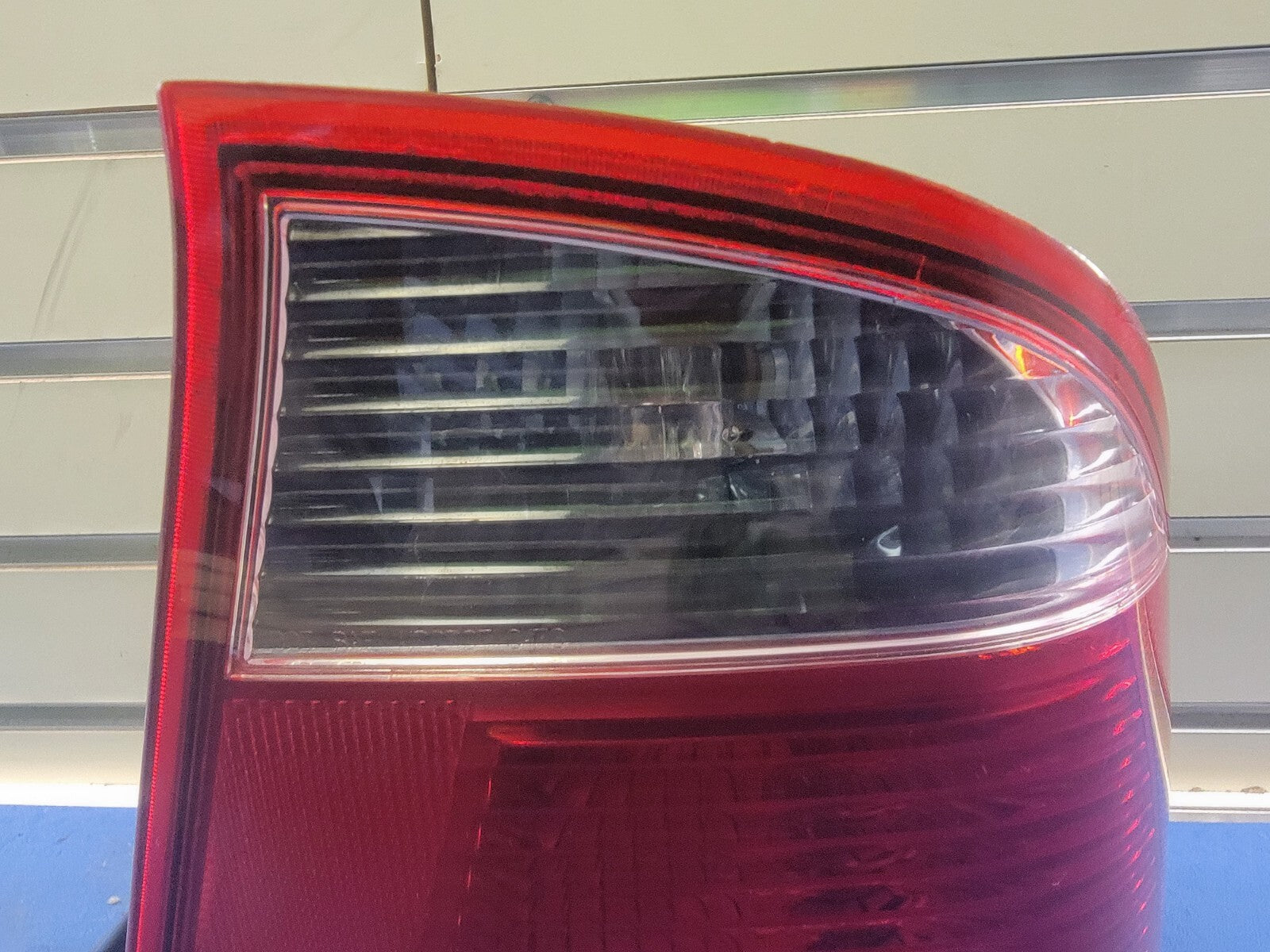 2005-2007 Ford Focus Tail Light Lamp Right Passenger Side Assembly Chrome