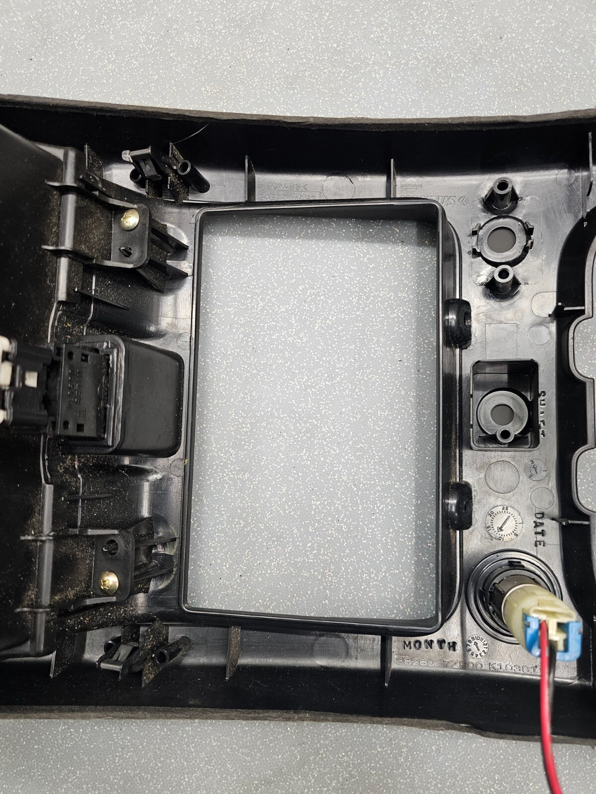02-04 Nissan XTERRA Center Radio Trim Dash Bezel Heater Panel w/ Vents BLACK B21