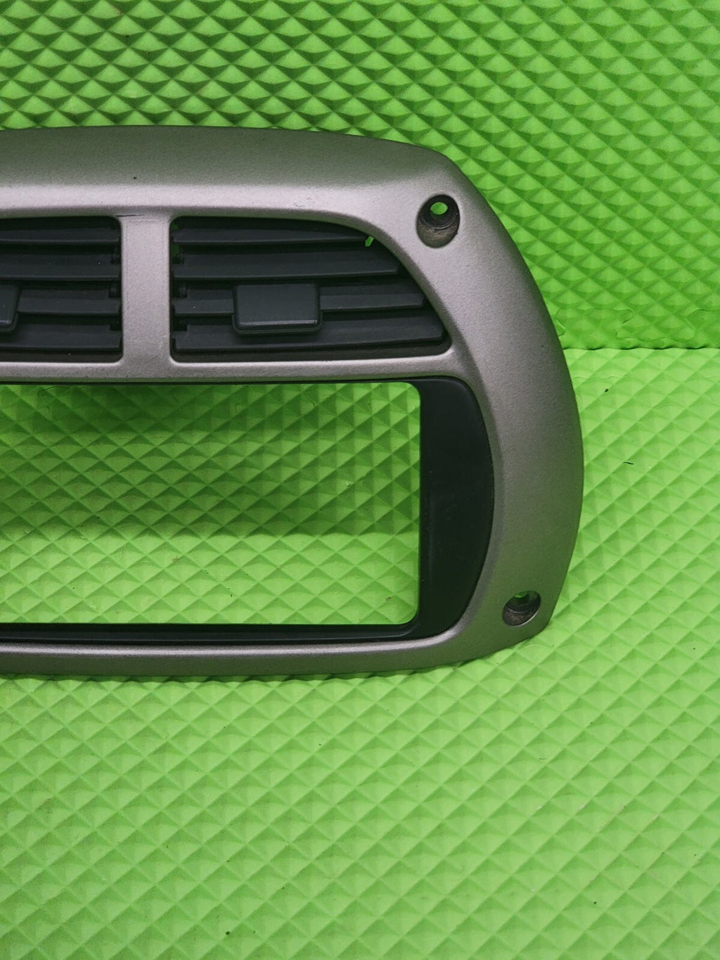 🔥2001-2003 Toyota Rav4 Center Dash Molding Trim Air Vents Radio Bezel gray B57