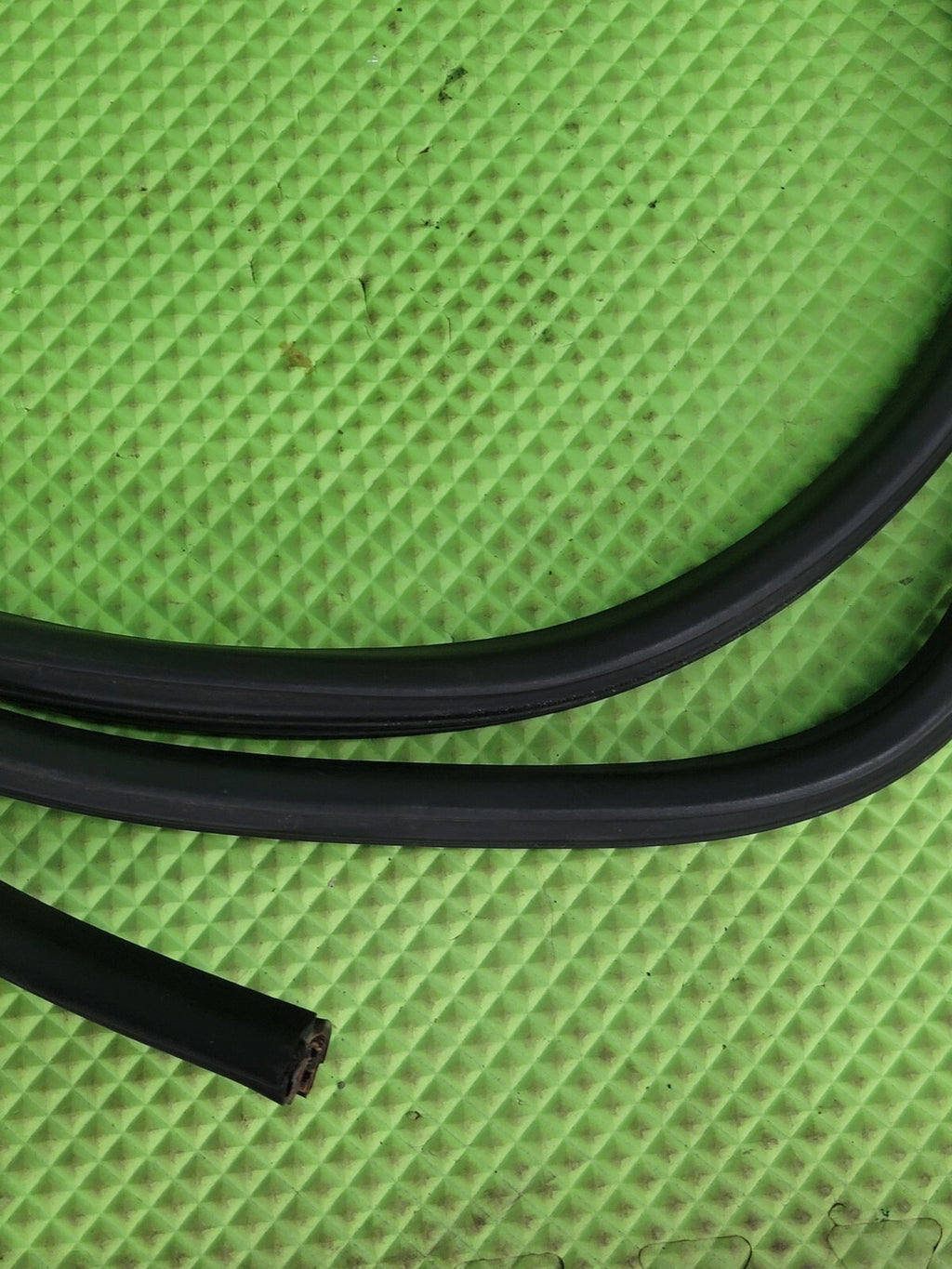 🔥07-14 Chevrolet Tahoe Rear Front Right Passenger Door Weatherstrip Seal Black