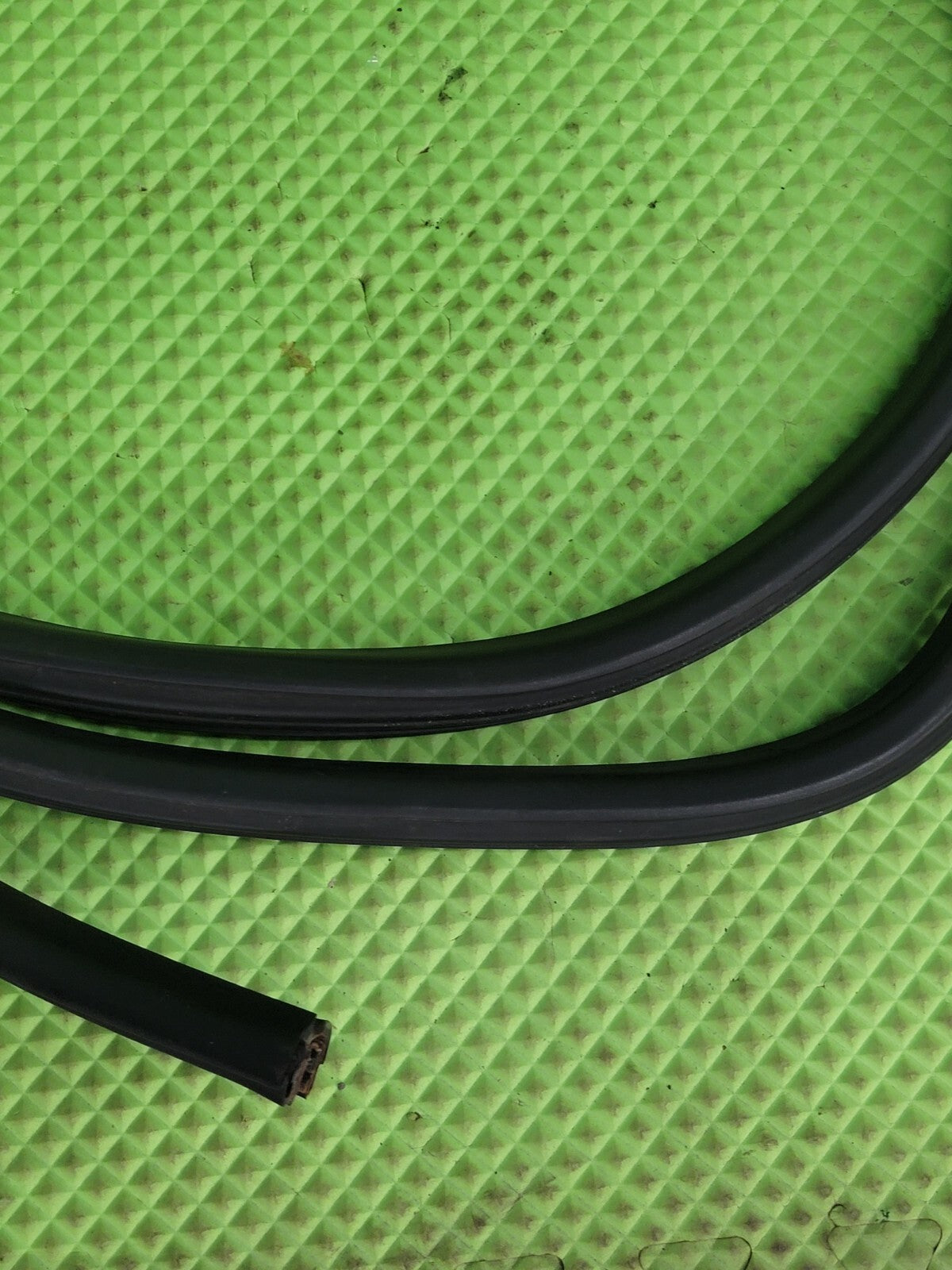 🔥07-14 Chevrolet Tahoe Rear Front Right Passenger Door Weatherstrip Seal Black