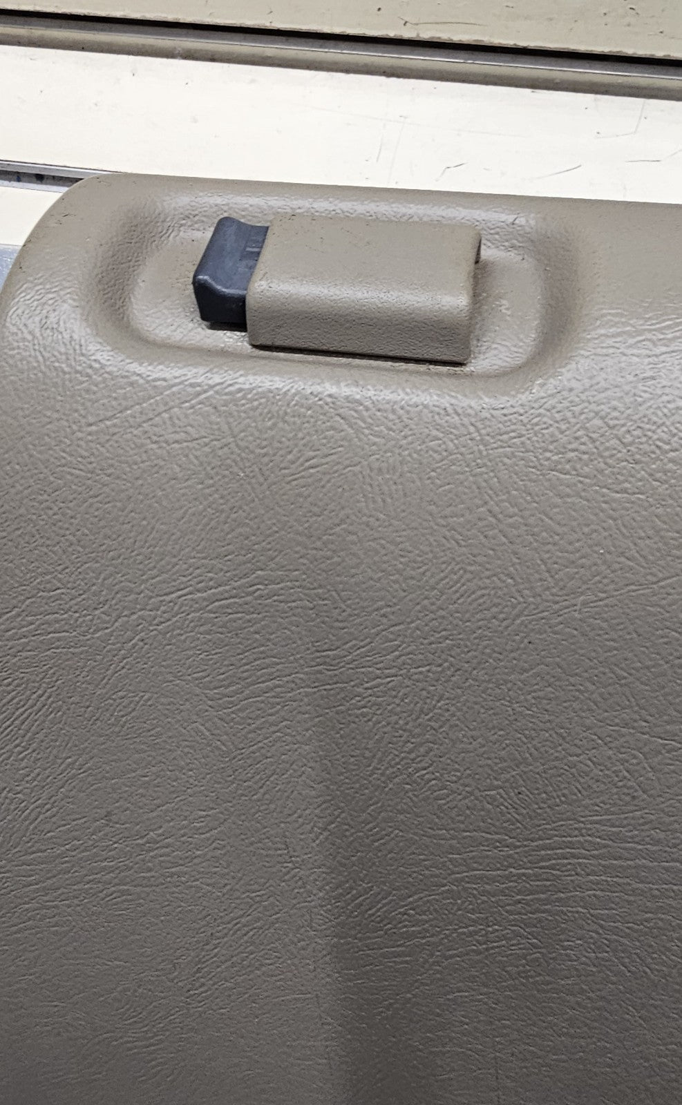 95-99 CHEVY GMC TRUCK SILVERADOC/K Glove Box Storage Compartment Assembly TAN G2
