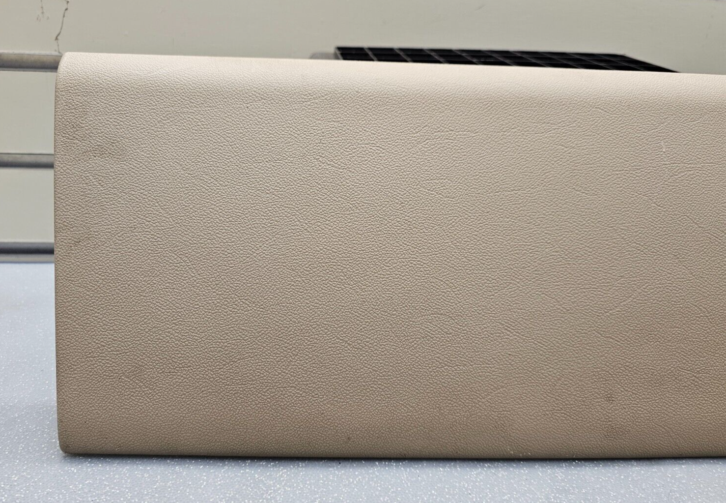 🔥05-09 Equinox Torrent 02-07 Saturn Vue Dash Glove Box Storage Compartment Tan