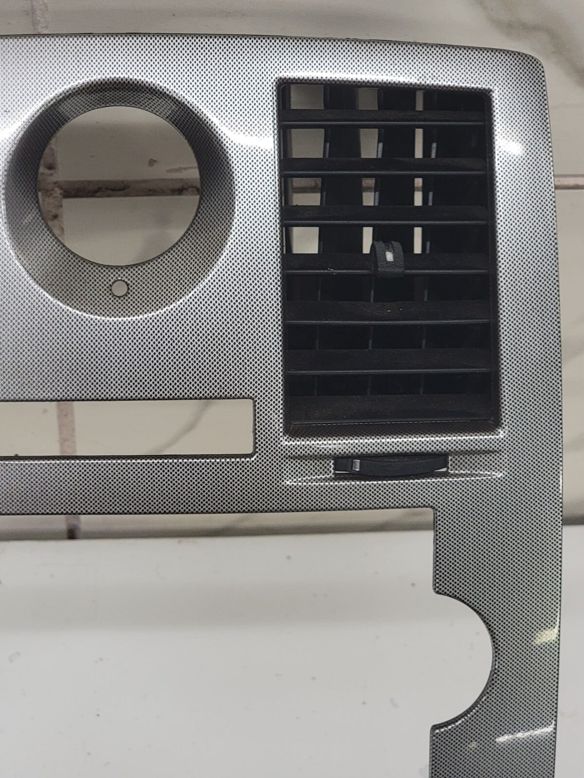 05-07 CHRYSLER 300 RADIO BEZEL CENTER AIR VENTS Storage CARBON SILVER B16
