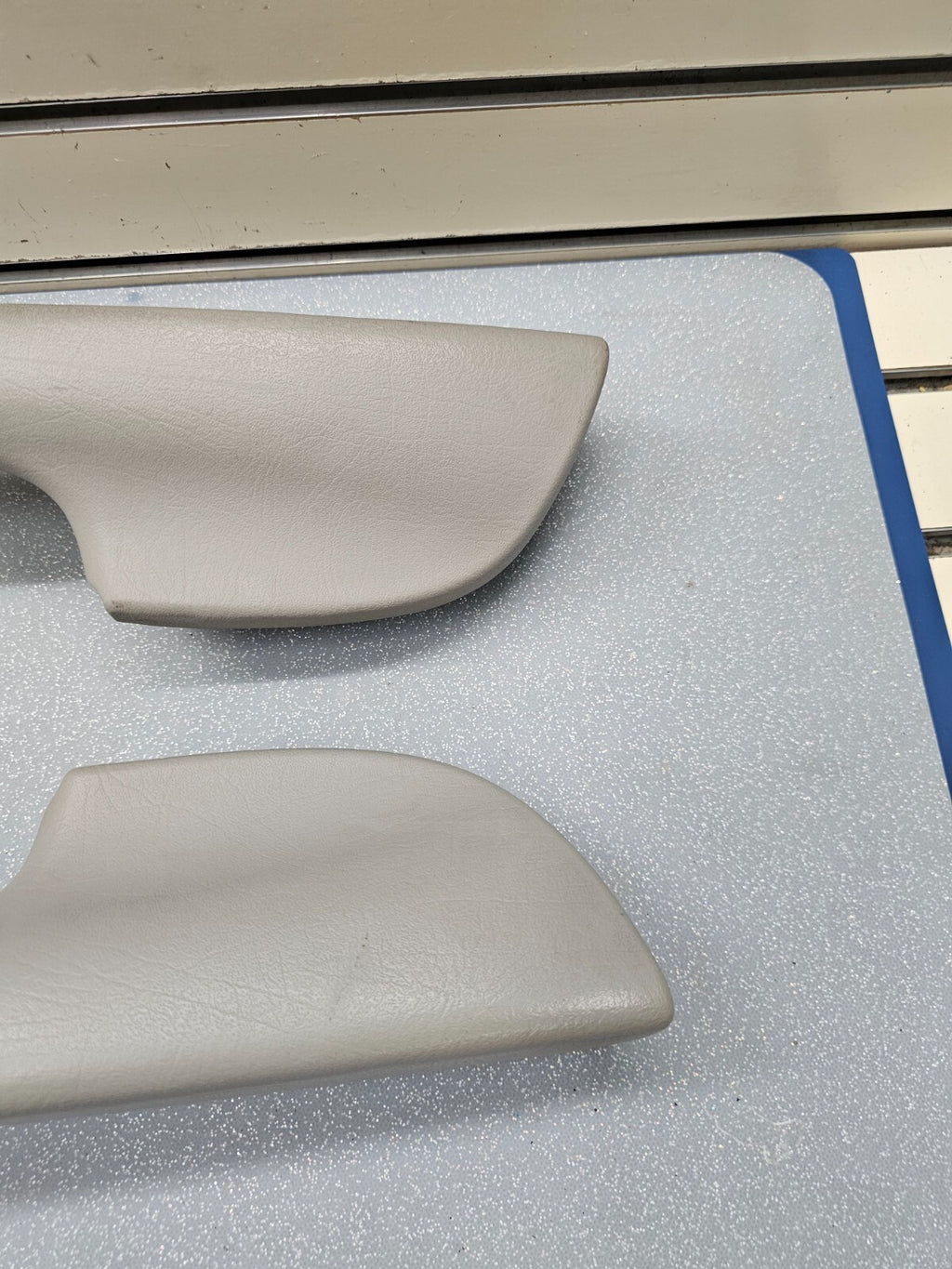 02-09 TRAILBLAZER Door Panel ARMREST Pull Handle LEFT/RIGHT Set 2 Light GRAY H4